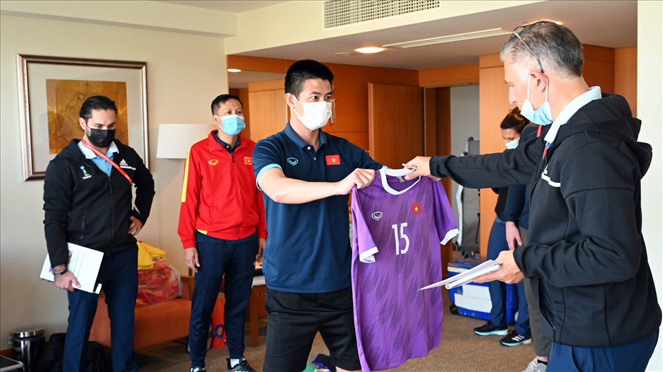 Trước đó, ban huấn luyện đội tuyển Việt Nam đã có buổi đăng ký áo đấu với ban tổ chức và nhận bằng kỷ niệm từ FIFA. Ảnh: VFF