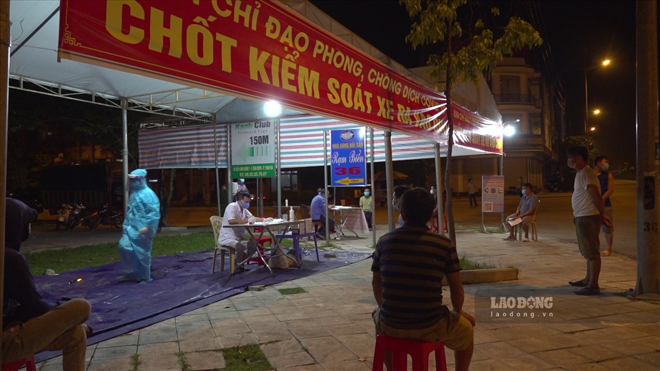 Lực lượng chức năng tiến hành xét nghiệm xuyên đêm tại khu vực chợ đầu mối Đông Hương, TP. Thanh Hóa.