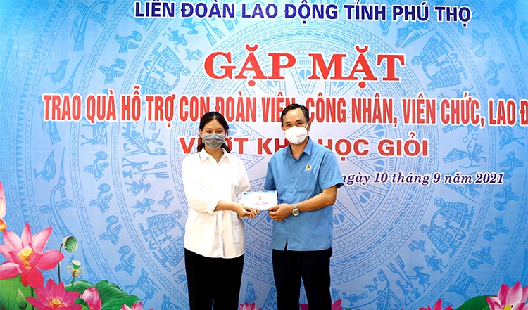 Đại diện lãnh đạo LĐLĐ tỉnh trao quà cho em Đinh Quỳnh Hương - lớp 10 Chuyên Anh đạt Huy chương Đồng cấp Quốc gia kỳ thi Olympic Tiếng Anh trên Internet.