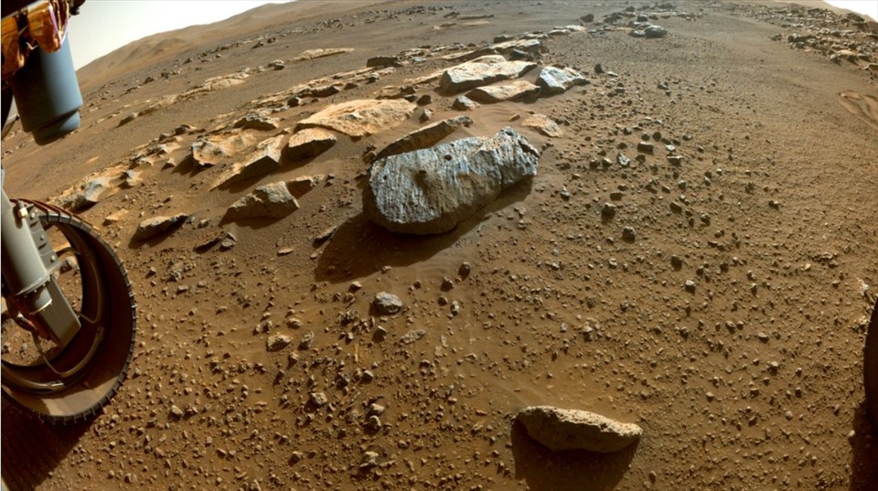 Hai lỗ khoan trên đá sao Hỏa Rochette do tàu thám hiểm Perseverance thực hiện khi thu thập mẫu. Mũi khoan bên trái là Montagnac và bên phải là Montdenier. Ảnh: NASA