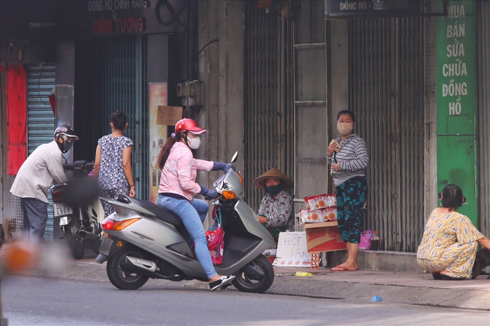Ghi nhận sáng 11.9 của phóng viên Lao Động, nhiều vỉa hè tại mốt số khu vực trên địa bàn TPHCM xuất hiện nhiều điểm bán hàng tự phát. Ảnh: Thanh Vũ