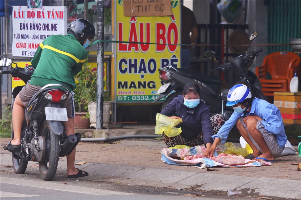 Tại một điểm trên đường quốc lộ 50 (xã Phong Phú, huyện Bình Chánh), tình trạng bán hàng tự phát cũng diễn ra sôi nổi. Ảnh: Thanh Vũ