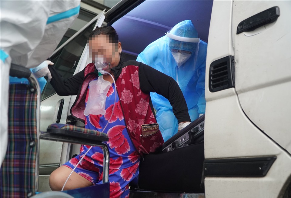 Do bệnh tình diễn tiến nặng, nên bệnh nhân Nguyễn Thị Bạch Lan (ngụ quận Bình Thạnh) được chuyển từ Bình viện tuyến dưới đến Bệnh viện Hồi sức COVID-19 TPHCM