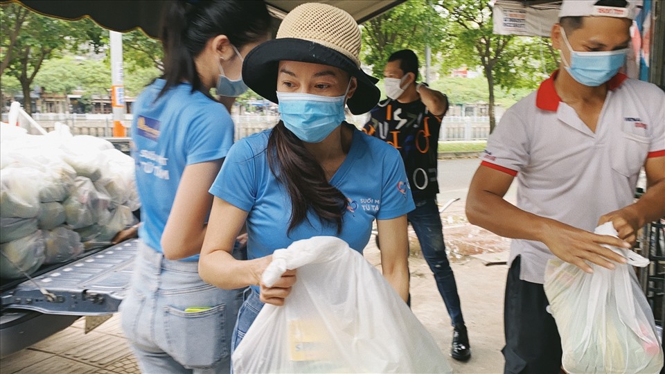 Dàn hoa hậu mặc đồ bảo hộ đi phát quà. Ảnh: SV.