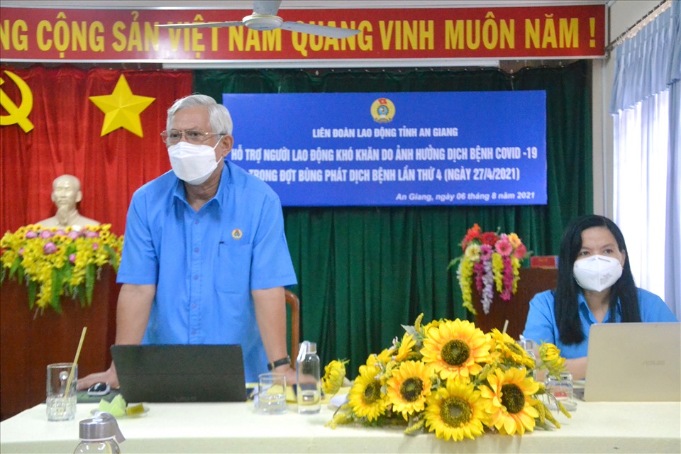 Chủ tịch LĐLĐ tỉnh An Giang Nguyễn Thiện Phú chủ trì cuộc họp bàn giải pháp tăng cường chăm lo người lao động bị ảnh hưởng dịch COVID-19. Ảnh: LT
