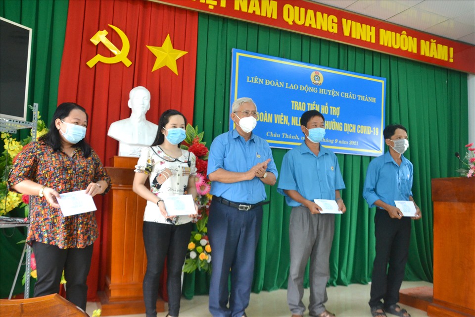 Ông Nguyễn Thiện Phú trao hỗ trợ cho đại diện đoàn viên, người lao động bị nhiễm dịch COVID-19 tại huyện Châu Thành. Ảnh: LT