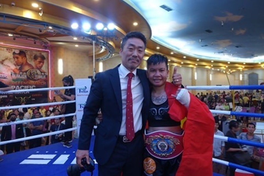 Ông bầu Kim Sang-bum (trái) đang hỗ trợ Thu Nhi hết mình và cam kết tổ chức trận đấu một cách hoành tráng tại Hàn Quốc. Ảnh Nguyễn Đăng.
