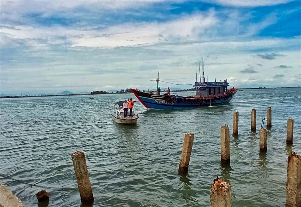 Đồn Biên phòng cửa khẩu cảng Thuận An hướng dẫn các phương tiện vào bờ tránh bão.