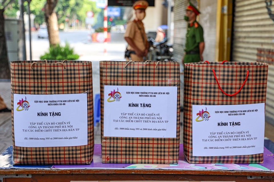 Đoàn Thanh niên Công an TP Hà Nội đã tiếp nhận 5.000 khẩu trang và 2.000 kính chắn giọt bắn chuyển tới 12 tổ công tác đặc biệt của Công an TP Hà Nội làm nhiệm vụ trên tuyến đầu chống dịch.