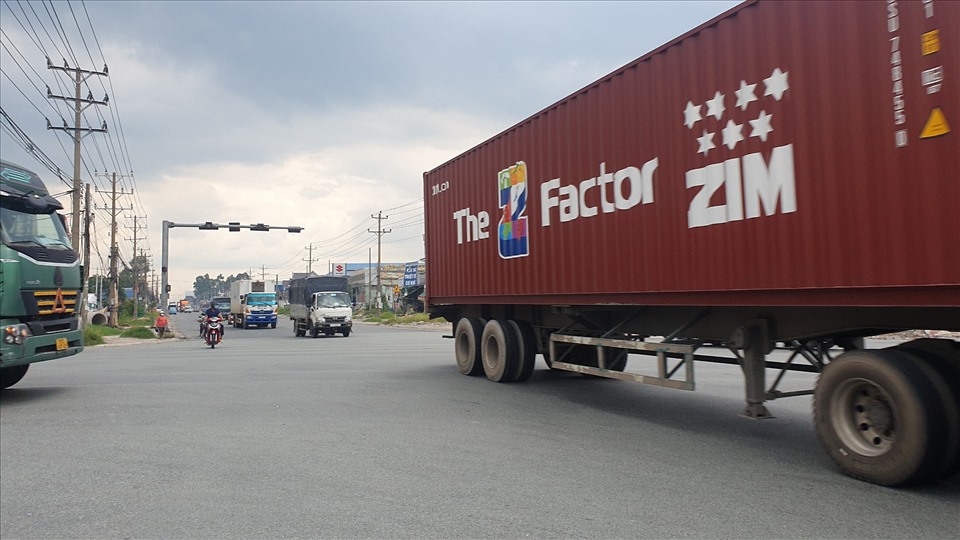 Phương tiện vận chuyển hàng hóa lưu thông qua thành phố Thuận An.