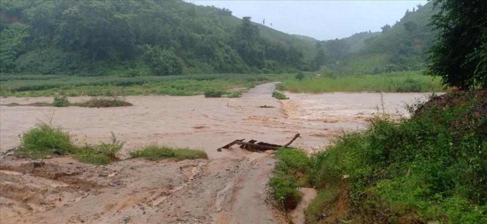 Cầu tràn ở xã Đắk Pét, huyện Đắk Glei, nước lũ tràn qua không thể đi lại được. Ảnh T.T