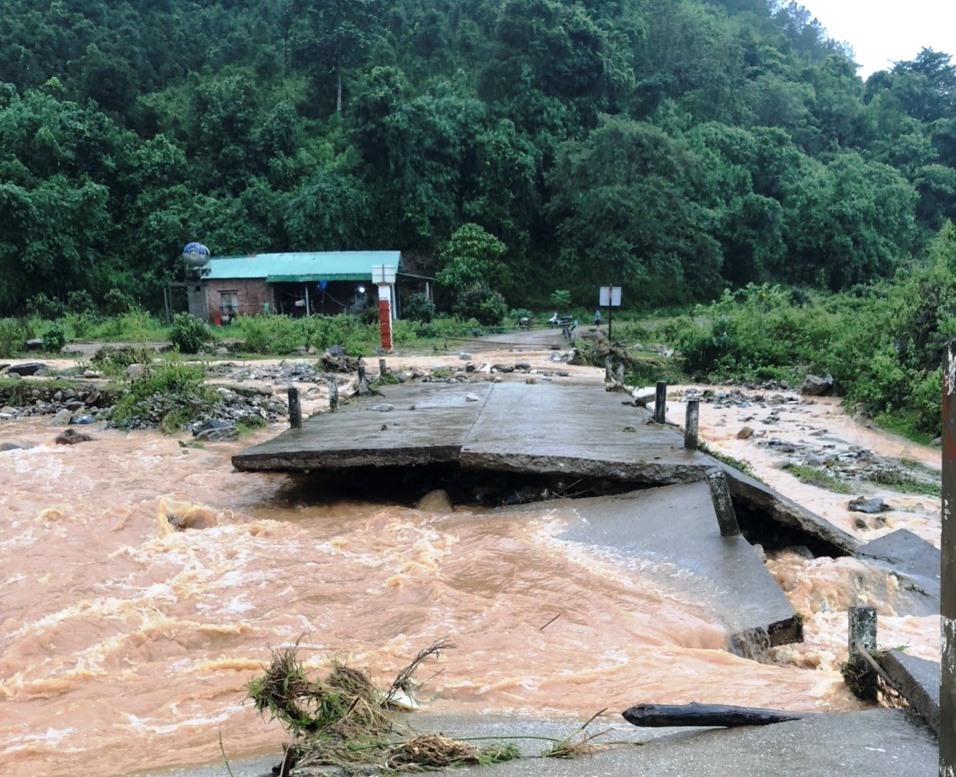 Nhiều cầu cống ở huyện Tu Mơ Rông bị nước lũ làm sạt lở, không thể đi lại. Ảnh MV