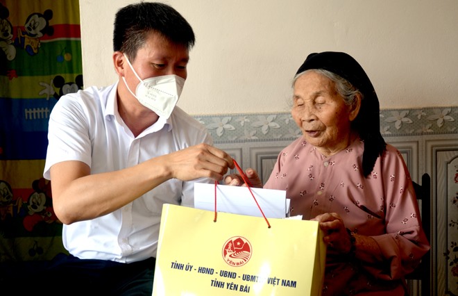 Ông Trần Huy Tuấn tặng quà, động viên một gia đình chính sách tại địa phương.