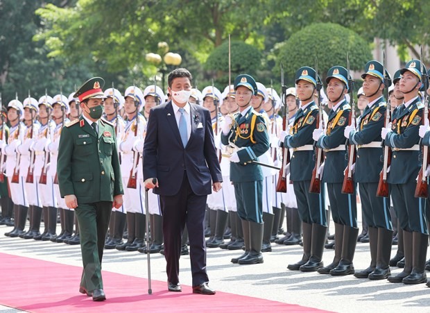 Bộ trưởng Quốc phòng Phan Văn Giang và Bộ trưởng Quốc phòng Nhật Bản Kishi Nobuo duyệt đội Danh dự Quân đội Nhân dân Việt Nam tại lễ đón. Ảnh: TTXVN