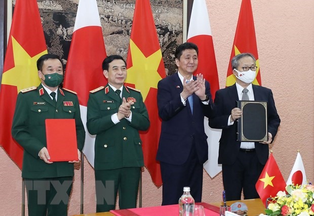 Bộ trưởng Quốc phòng Phan Văn Giang và Bộ trưởng Quốc phòng Nhật Bản Kishi Nobuo chứng kiến lễ ký hợp tác giữa Bộ quốc phòng hai nước. Ảnh: TTXVN