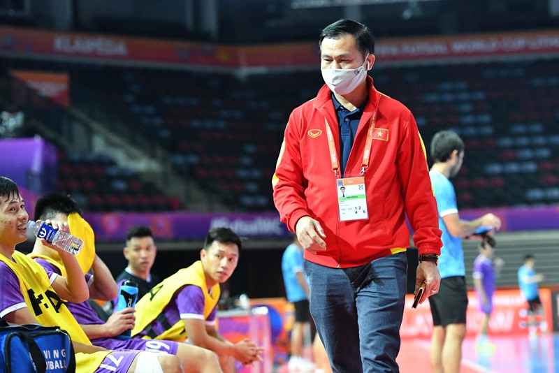 Trưởng đoàn Trần Anh Tú đồng hành cùng đội tuyển Futsal Việt Nam trong 2 kỳ World Cup liên tiếp. Ảnh: VFF