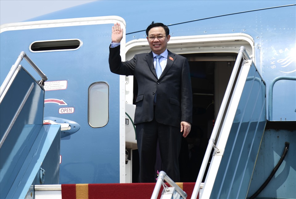 Chủ tịch Quốc hội Vương Đình Huệ xuống sân bay.