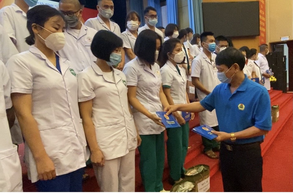 Lãnh đạo LĐLĐ tỉnh Tuyên Quang trao hỗ trợ cho y, bác sĩ, cán bộ y tế vào tỉnh Bình Dương hỗ trợ chống dịch COVID-19. Ảnh: CĐCC