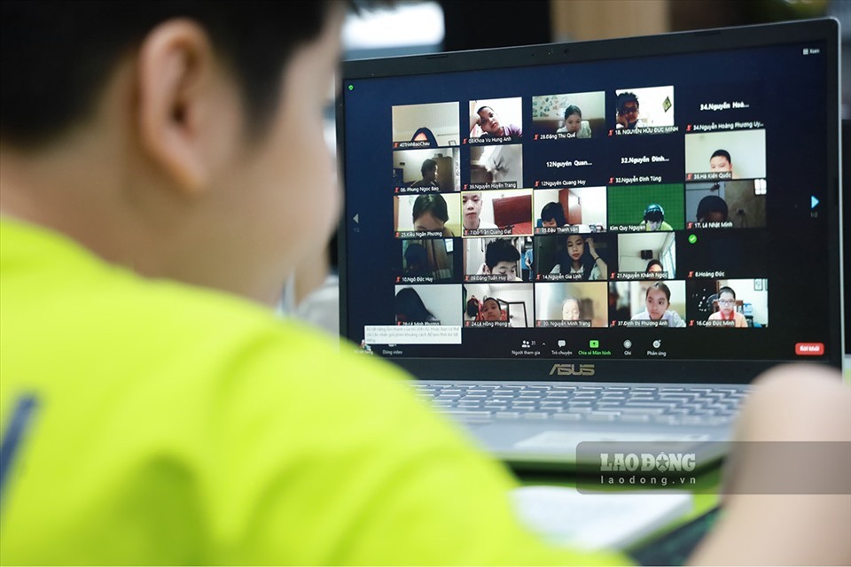 Một học sinh tiểu học ở Hà Nội học tập qua hình thức trực tuyến. Ảnh: Hải Nguyễn