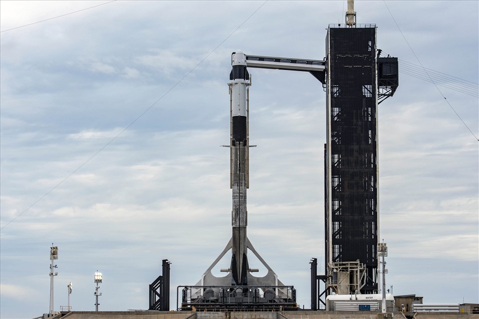 Tên lửa Falcon 9 và tàu vũ trụ Dragon ở bệ phóng trước ngày khởi động sứ mệnh Inspiration 4 của SpaceX. Ảnh: SpaceX
