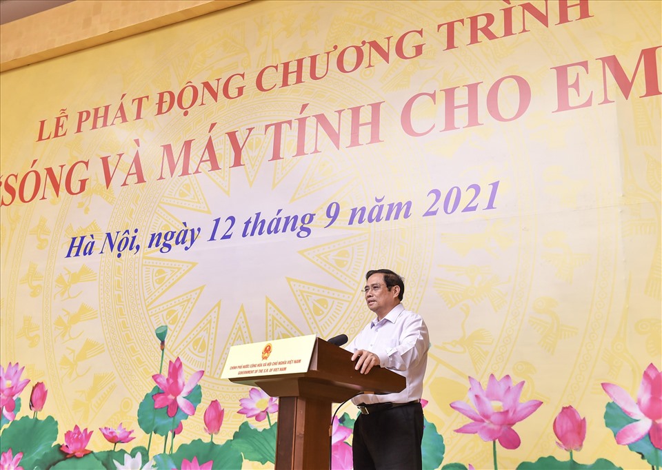 Thủ tướng Phạm Minh Chính phát biểu tại lễ phát động “Sóng và máy tính cho em“. Ảnh Nhật Bắc