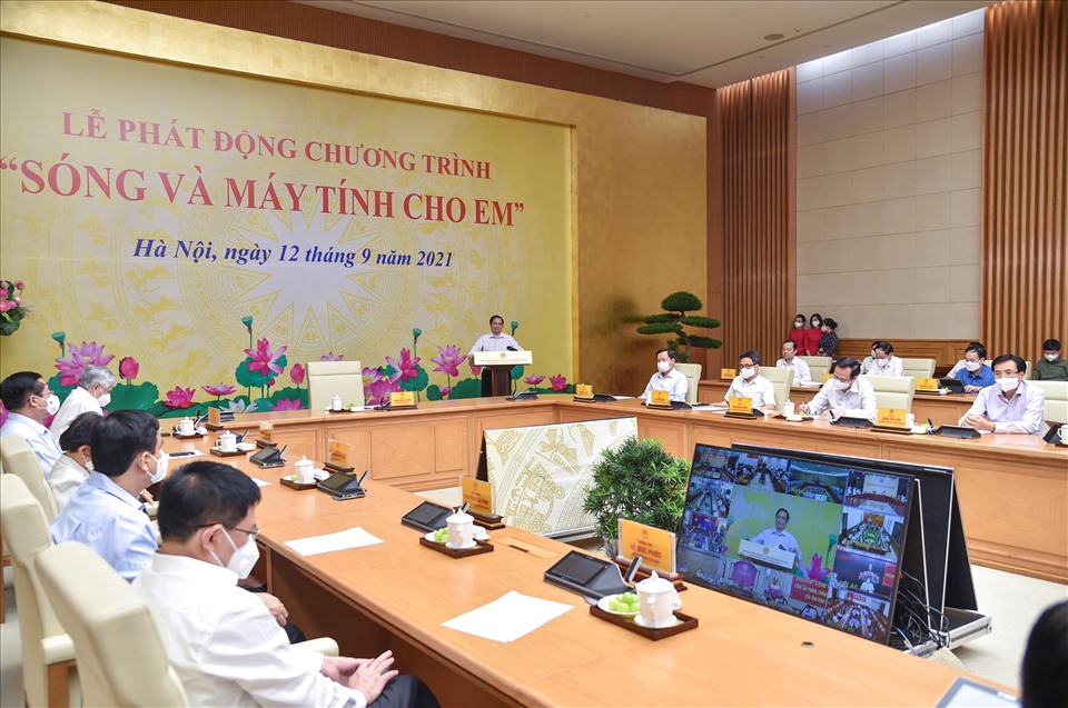 Thủ tướng Phạm Minh Chính kêu gọi chung tay, góp sức hỗ trợ “sóng và máy tính” cho hàng triệu học sinh, sinh viên. Ảnh Nhật Bắc