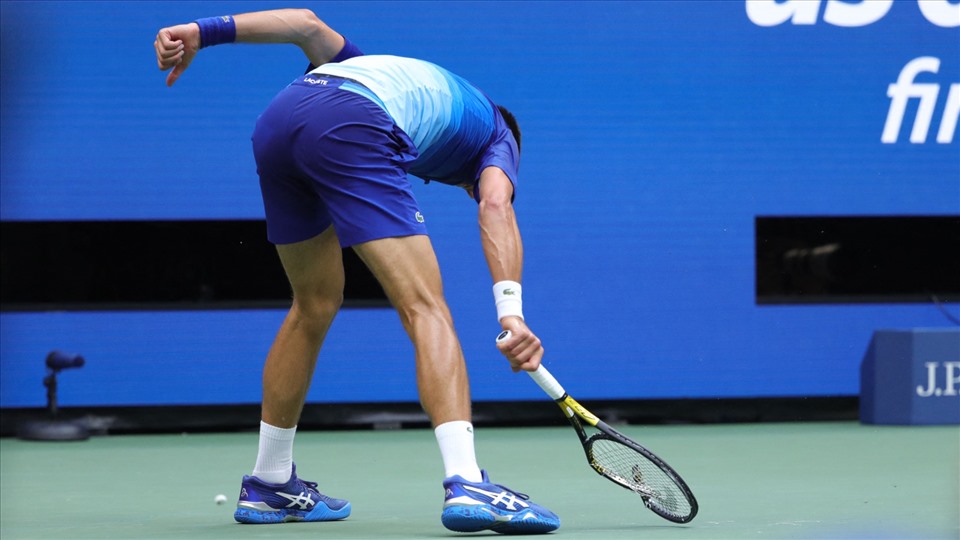 Sự mệt mỏi ảnh hưởng khá nhiều đến tâm lý của Nole, kéo theo những tình huống bóng hỏng khá nhiều và ức chế dồn vào cây vợt của anh. Ảnh: US Open