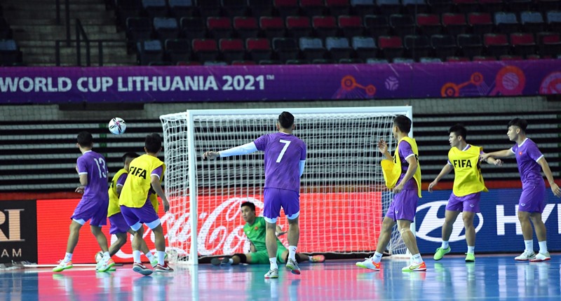 Tuyển futsal Việt Nam tập làm quen sân thi đấu tại FIFA Futsal World Cup 2020. Ảnh: VFF