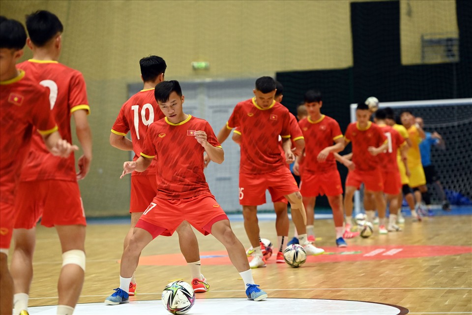 Tối 12.9 (giờ địa phương), tuyển futsal Việt Nam có buổi tập cuối cùng trước khi bước vào trận đấu với tuyển Brazil ở vòng chung kết futsal World Cup 2021. Huấn luyện viên Phạm Minh Giang đã điều chỉnh giờ tập muộn hơn 30 phút so với thường lệ, bởi ông muốn các cầu thủ thích ứng với việc sẽ ra sân ở khung giờ thi đấu 20h00. Ảnh: VFF