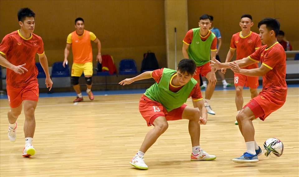 Tại buổi tập này, tuyển futsal Việt Nam có nhiều thay đổi khi huấn luyện viên Phạm Minh Giang cho các cầu thủ thực hiện bài tập kích thích sự hưng phấn, thoải mái về tinh thần. Việc cho học trò vận hành giáo án tập kết hợp giữa sút, chuyền và ném bóng đã đem lại sự hứng khởi lớn. Ảnh: VFF