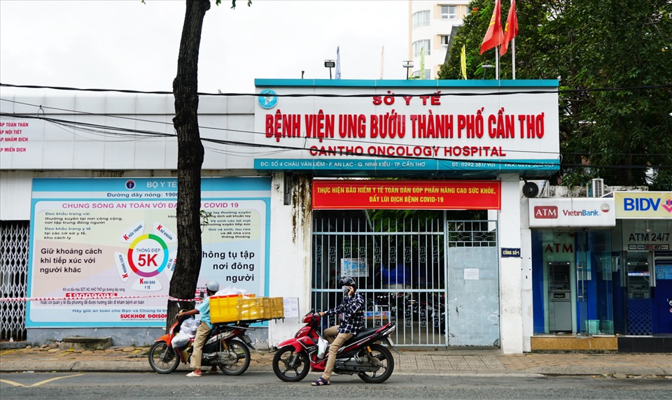 Hai quyết định cách ly hai bệnh viện được Chủ tịch UBND thành phố Cần Thơ, ông Trần Việt Trường ký vào ngày 12.9. Thời gian cách ly từ 00 giờ ngày 13.9 cho đến 00 giờ ngày 27.9.