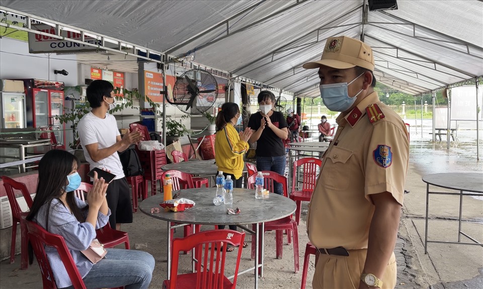 Trung tá Nguyễn Ngọc Khôi - Phó Trưởng trạm CSGT Hàm Tân động viên các hành khách yên tâm nghỉ ngơi để chờ giải quyết. Ảnh: Phạm Duy