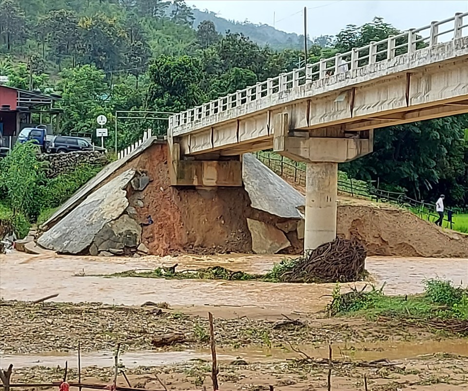 Cầu Đắk Ven 1, huyện Đắk Glei bị mưa lũ cuốn trôi mố cầu. Ảnh T.T