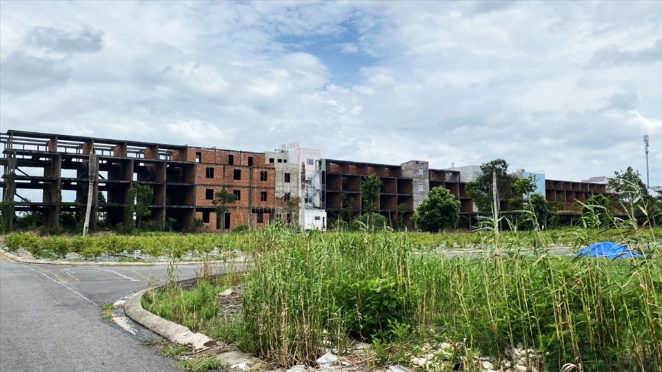 Thị trường bất động sản ở ĐBSCL đang lâm vào cảnh ảm đạm trước tác động của dịch COVID-19. Trong ảnh: Một dãy nhà bỏ hoang tại khu dân cư 586, quận Cái Răng, TP.Cần Thơ.