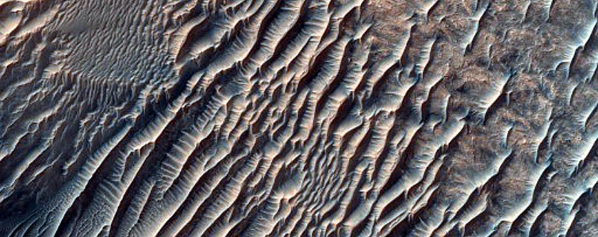 Trong loạt ảnh sao Hỏa mới công bố tập trung chủ yếu vào miệng núi lửa trên sao Hỏa và các đụn cát trên hành tinh này. Ảnh: NASA