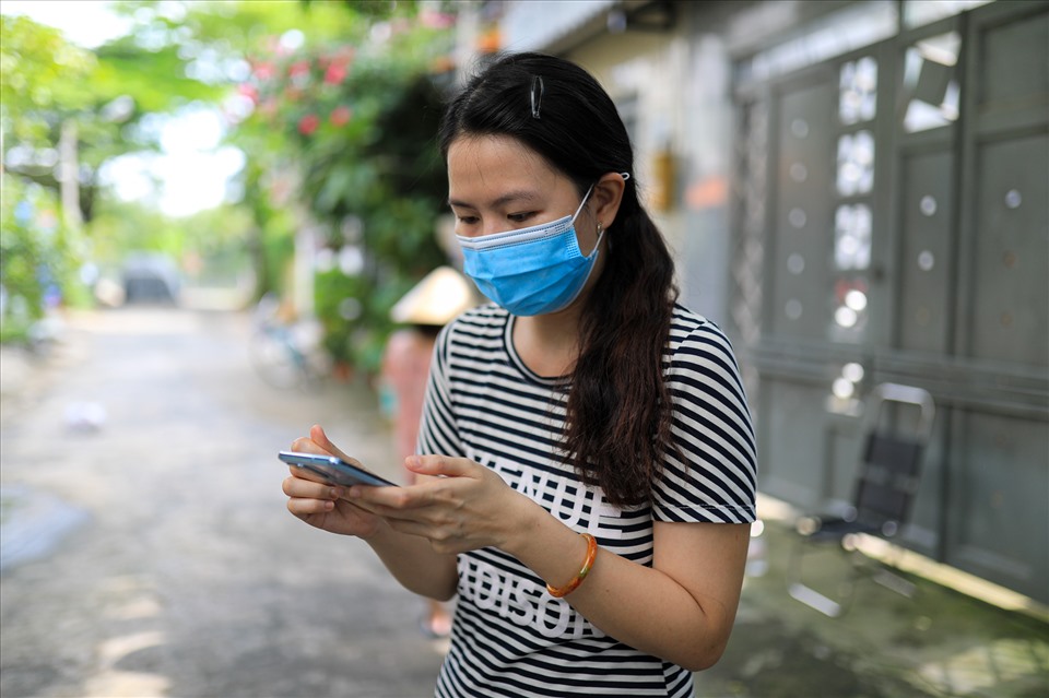 Chị Huỳnh Xuân Trang chia sẻ: “Không chỉ người trẻ mới có thể hiểu để đăng ký, tôi thấy những cô chú lớn tuổi cũng đã tự đăng ký, việc áp dụng công nghệ trong xét nghiệm cộng đồng đã được người dân hưởng ứng ”.