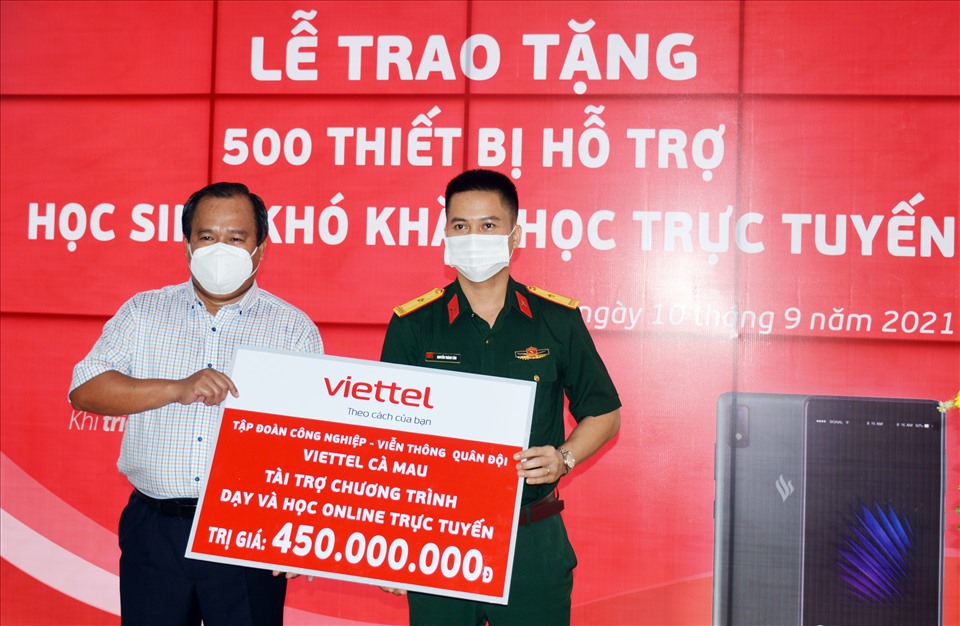 Nhà mạng tài trợ thiết bị cho học sinh có hoàn cảnh khó khăn tại tỉnh Cà Mau mua thiết bị đầu cuối và đăng ký 4G để học online. Ảnh: Nhật Hồ