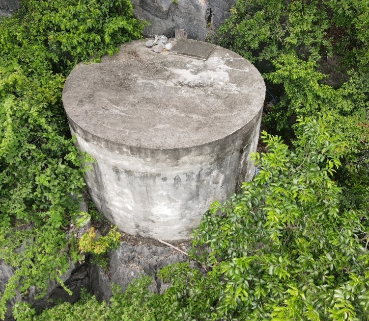 Bể chứa hàng chục khối nước được đặt chênh vênh trên vách đá ở độ cao gần 40m, tiềm ẩn nhiều nguy cơ mất an toàn. Ảnh: NT