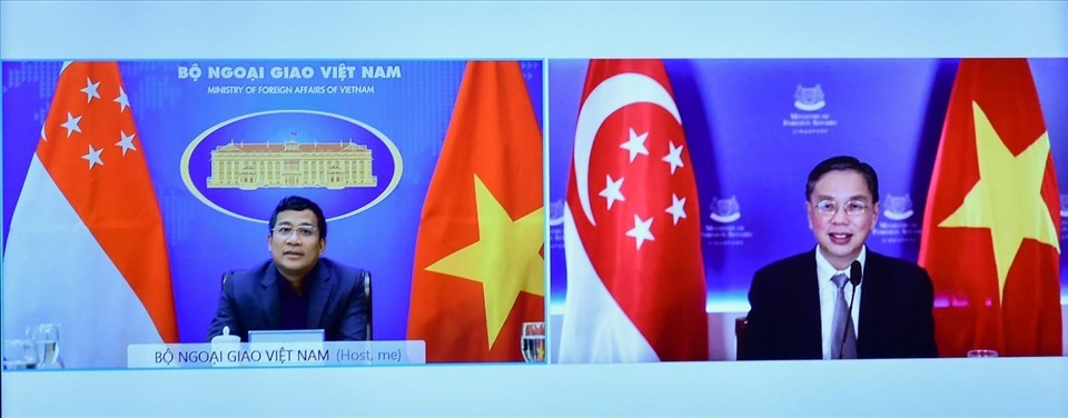 Thứ trưởng Bộ Ngoại giao Nguyễn Minh Vũ hội đàm trực tuyến với Bí thư Thường trực Bộ Ngoại giao Singapore Chee Wee Kiong. Ảnh: BNG