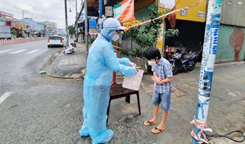 Hiệu trưởng trường THPT Lương Thế Vinh (quận 1) tặng điện thoại cho học sinh khó khăn bằng nguồn huy động của trường. Ảnh: Sở GDĐT TPHCM