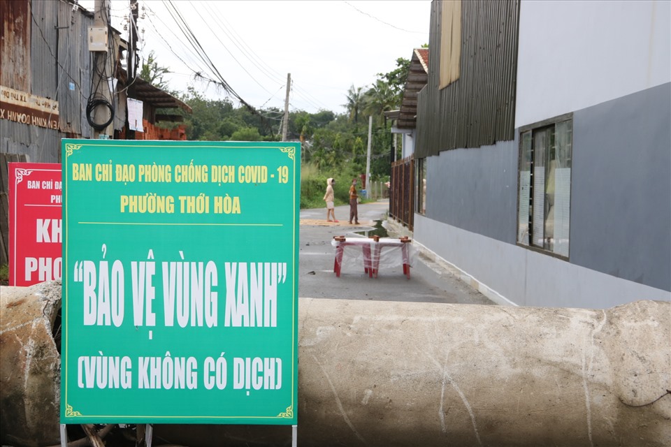Các vùng xanh của thị xã Bến Cát đã được thiết lập, những tấm bảng màu xanh được đã được căng lên ở đầu mối tuyến đường, khu phố để tuyên truyền người dân bảo vệ phát triển kết quả chống dịch.