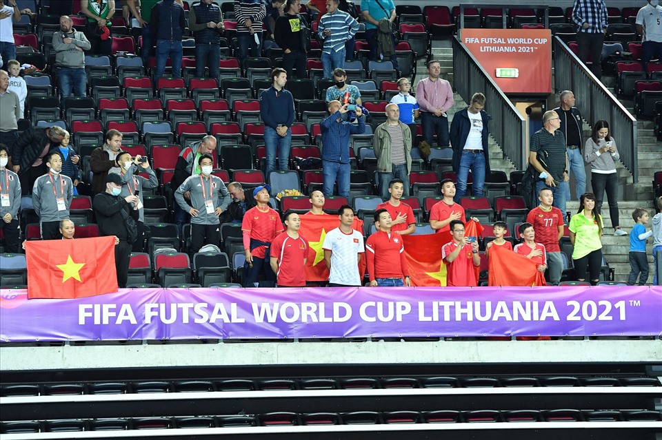 Nhiều cổ động viên xuất hiện trên khán đài sân Klaipeda Arena cổ vũ đội tuyển Việt Nam. Ảnh: Quang Thắng