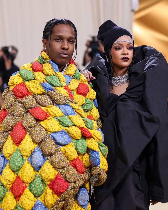Rihanna và Asap Rocky xuất hiện với thời trang quấn chăn kín mít. Trang phục của Rihanna và bạn trai gây được nhiều sự chú ý tại Met Gala 2021. Ảnh: AFP
