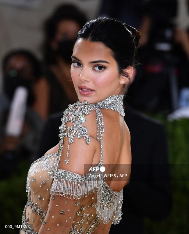 Kendall Jenner sexy trong bộ váy xuyên thấu nhưng vẫn vô cùng tinh tế. Mẫu thiết kế được Kendall diện thuộc bộ sưu tập của nhà mốt Givenchy. Ảnh: AFP