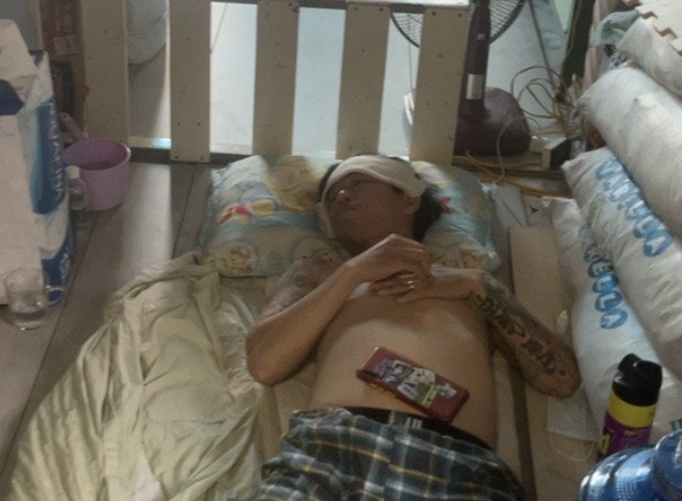 Người nhà anh Lâm Quang Trường tự điều trị tại nhà. Ảnh: NVCC