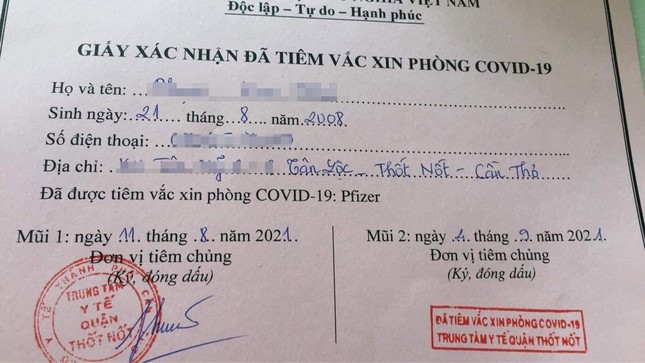 Phiếu tiêm vaccine được lan truyền trên mạng.