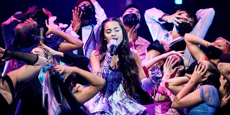 Olivia Rodrigo trình diễn “máu lửa” trên sân khấu MTV VMas 2021. Ảnh: Xinhua
