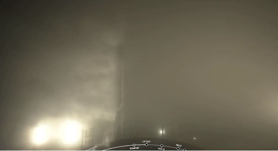 Tên lửa SpaceX trong 10 giây trước khi cất cánh ngày 13.9. Ảnh: SpaceX