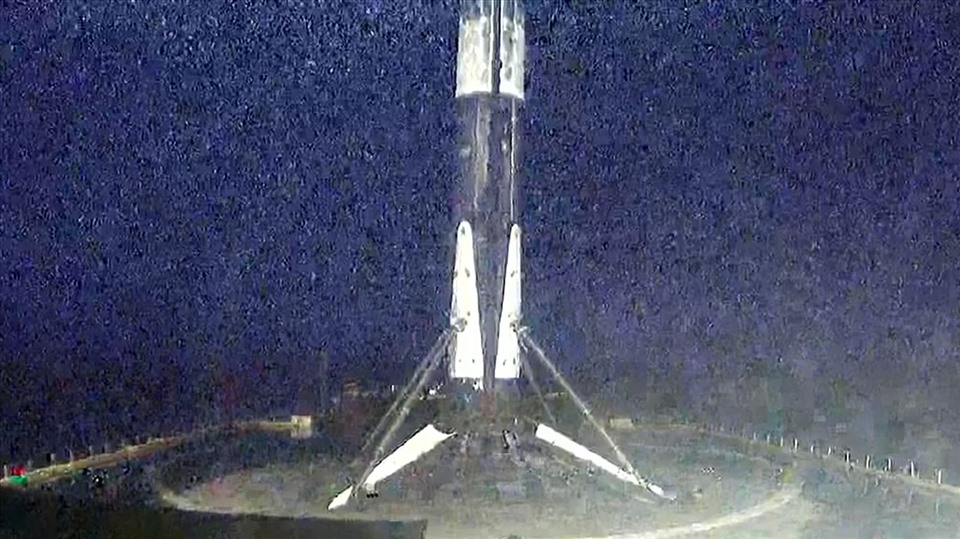 Tên lửa Falcon 9 của SpaceX hạ cánh xuống tàu nổi đón tên lửa “Of Course I Still Love You” ngày 13.9. Ảnh: SpaceX