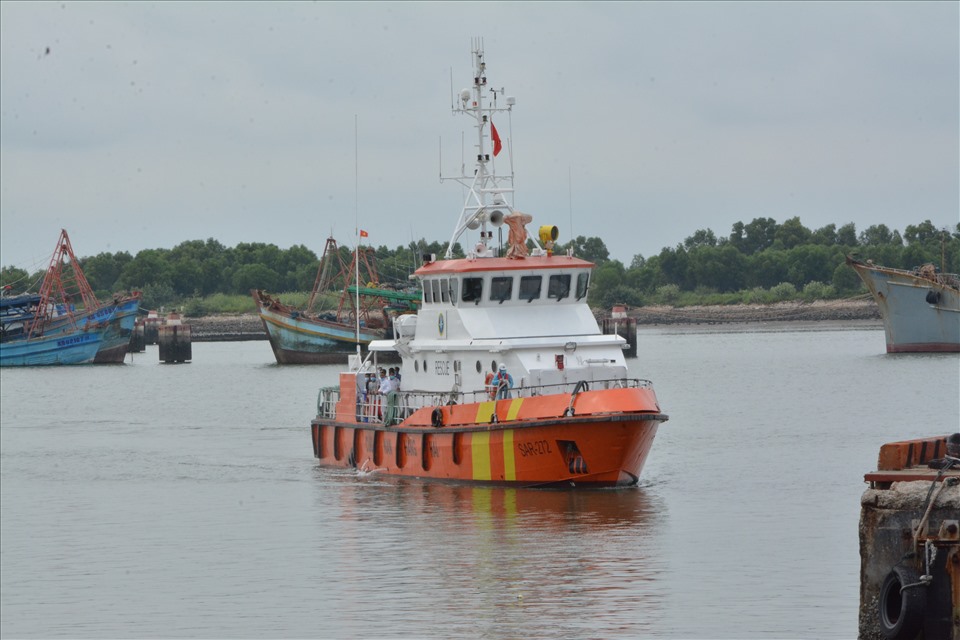 Tàu SAR-272 đưa những người trên tàu bị nạn vào bờ.